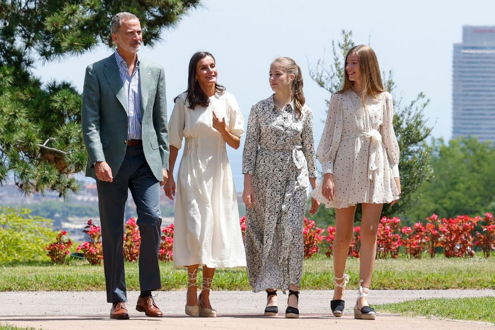 la reina letizia estrena vestido beige claro de de cos en barcelona