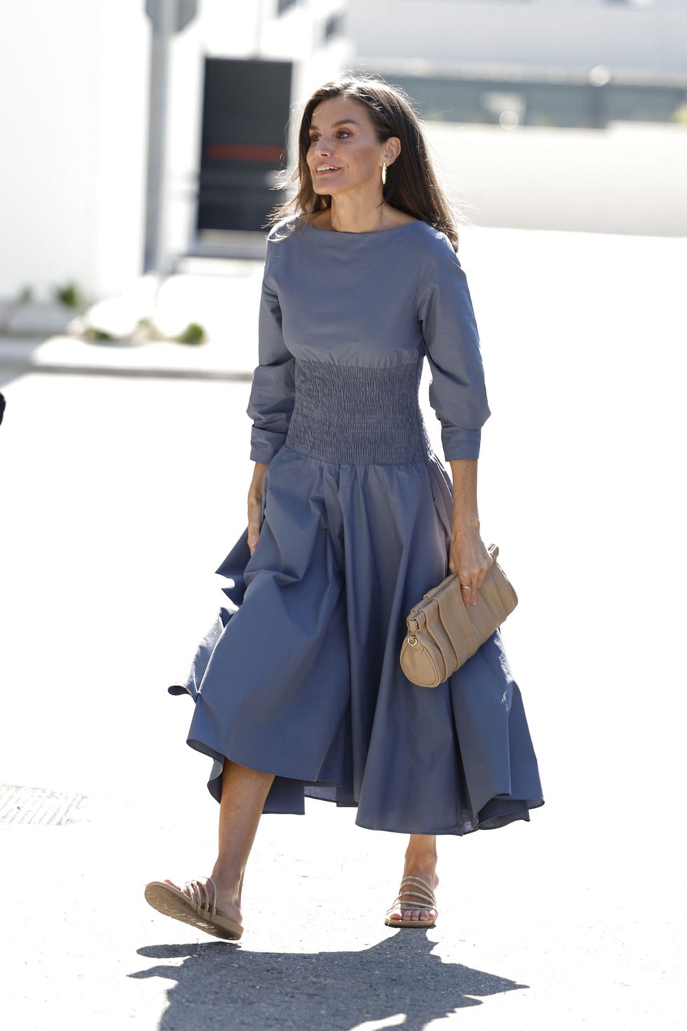 la reina con vestido gris de adolfo dominguez y sandalias de pedro garcia