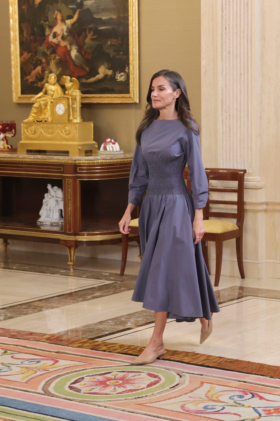 la reina letizia con un vestido de adolfo dominguez en una audiencia en zarzuela