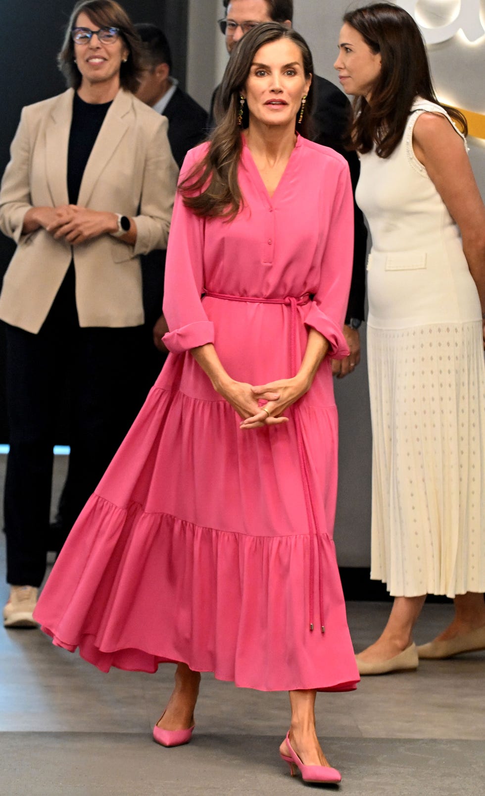 la reina letizia con un vestido de hugo boss en la sede de amazon