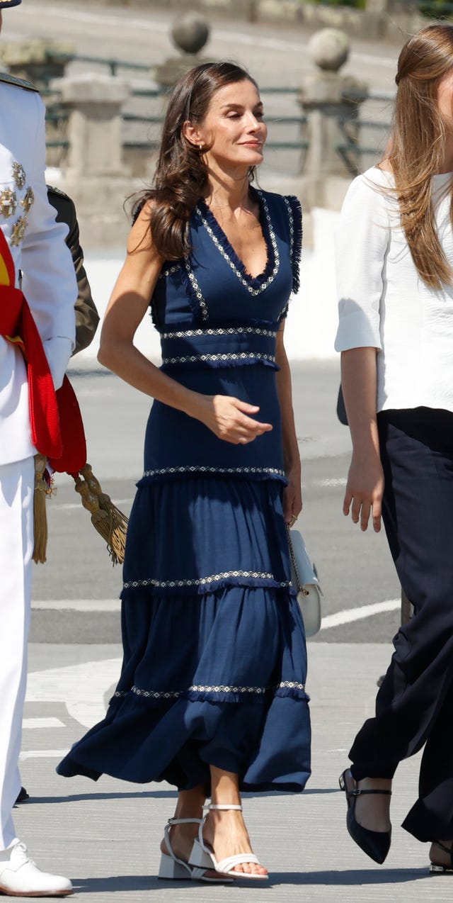 la reina letizia junto al rey felipe y la infanta sofia en la jura de bandera de leonor en marin, pontevedra