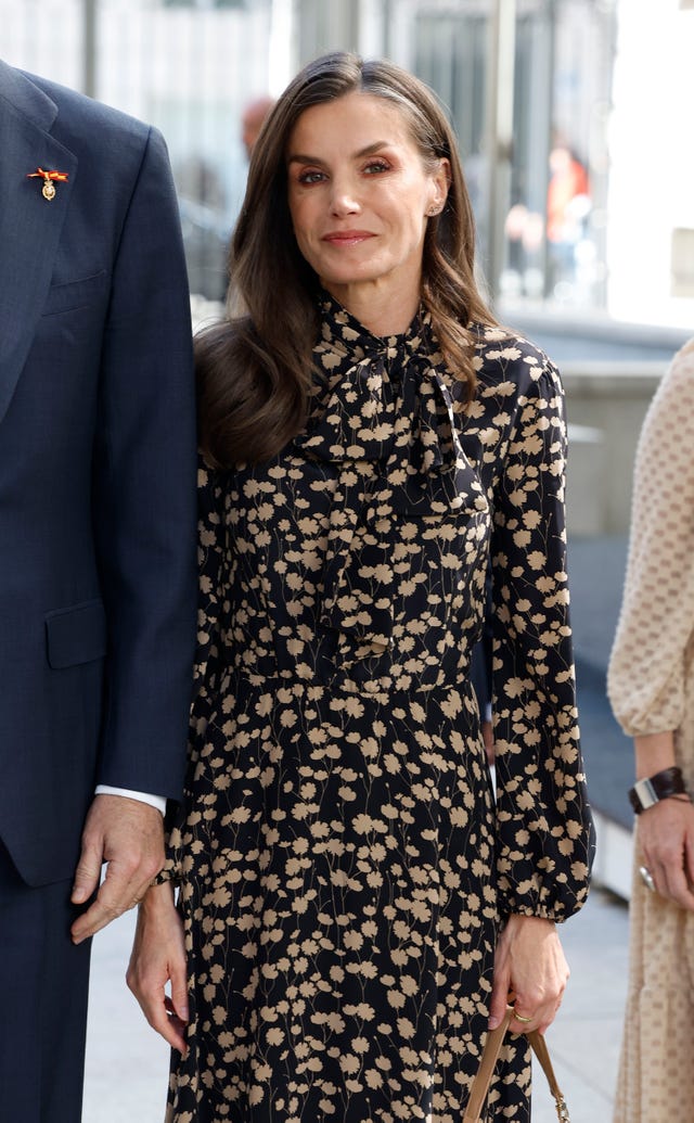 letizia con un vestido de massimo dutti que estreno en 2021