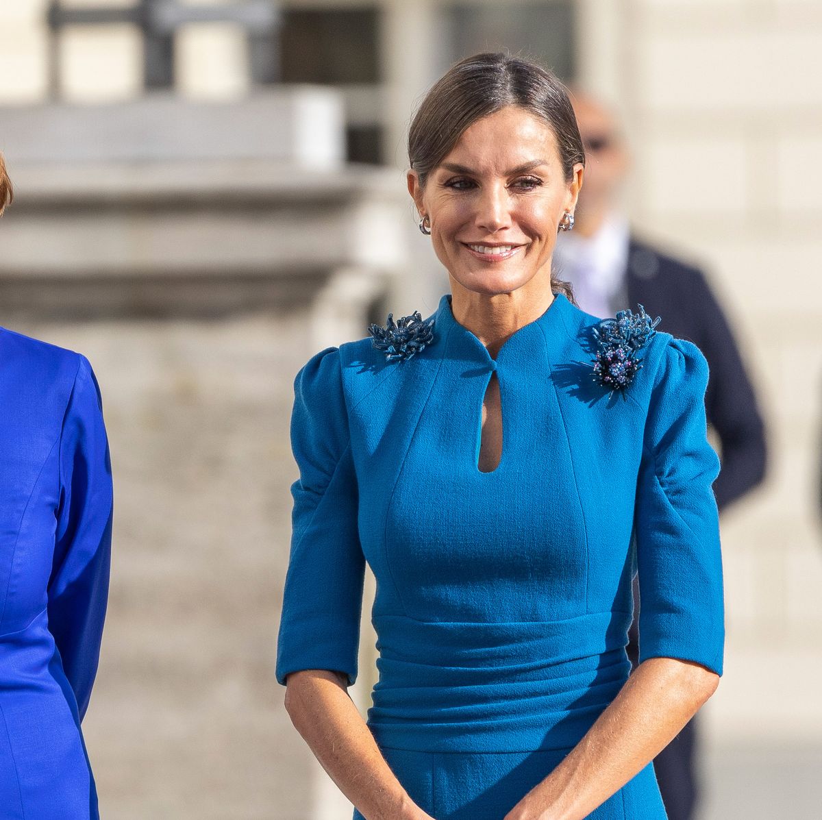 La reina se supera con vestido azul de Carolina Herrera
