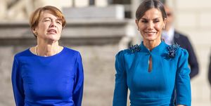 la reina letizia con vestido azul de carolina herrera