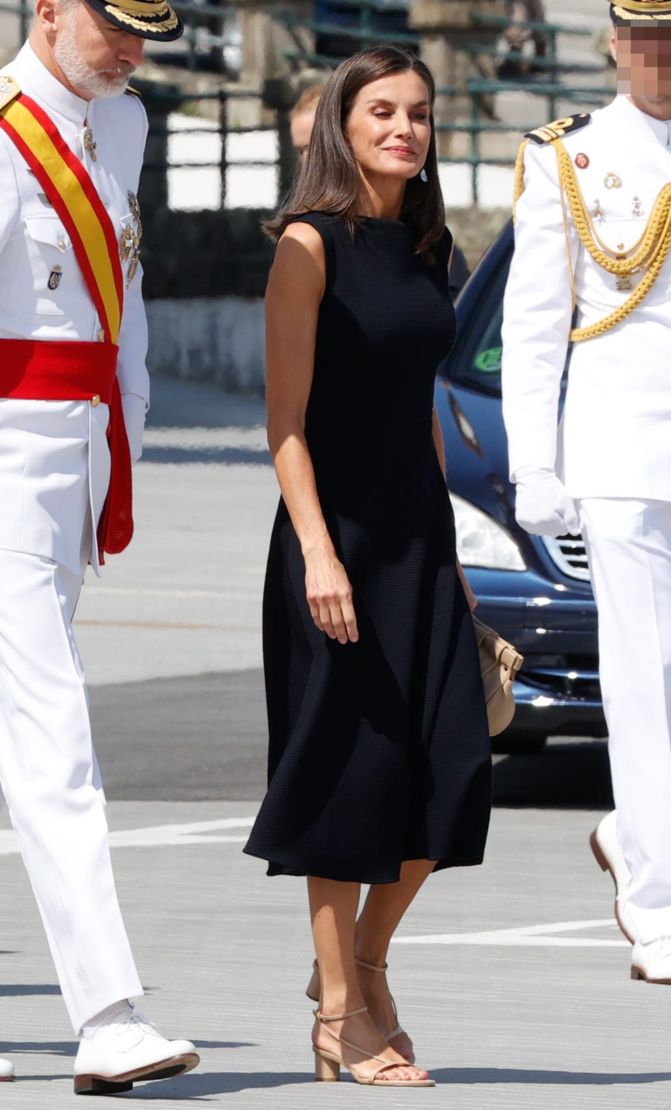 la reina letizia con vestido negro de carolina herrera, bolso de mano de adolfo dominguez y zapatos de other stories en la escuela naval militar de marin, pontevedra