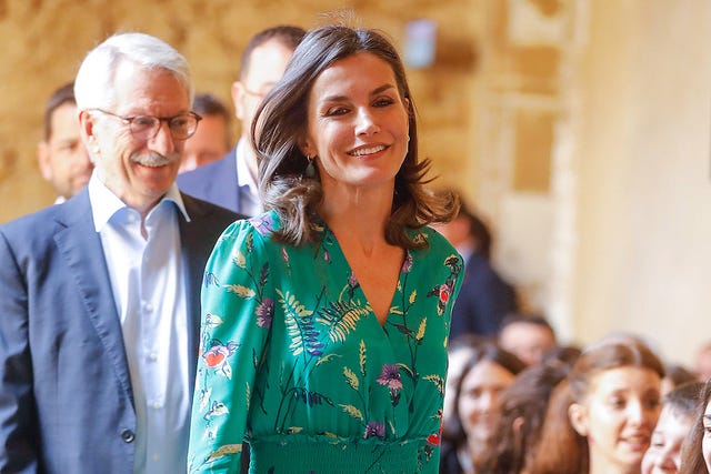 La reina Letizia deslumbra con un vestido de Maje con estampado floral.