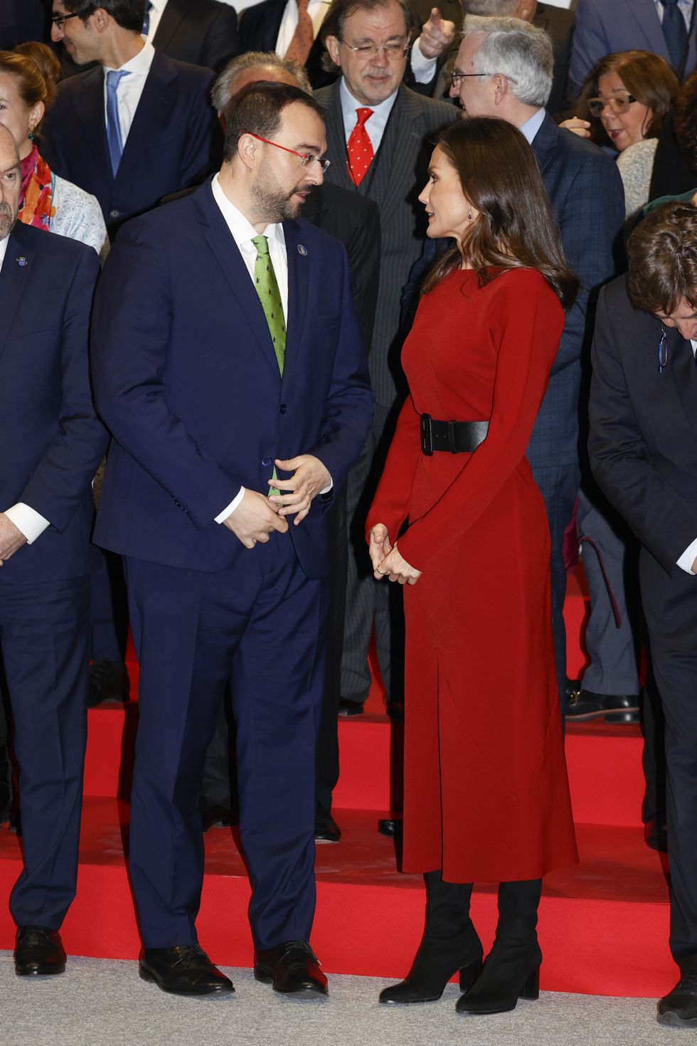 la reina letizia con vestido rojo y botas altas para navidad