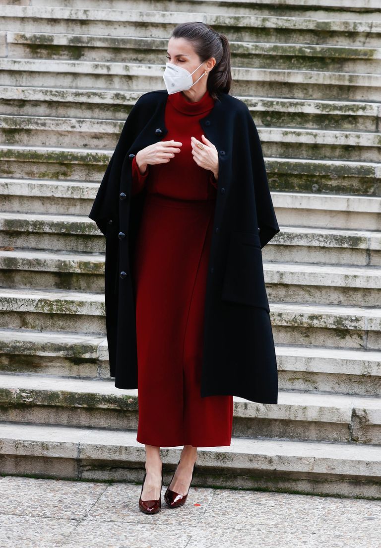 la reina letizia con vestido midi rojo de massimo dutti y abrigo negro
