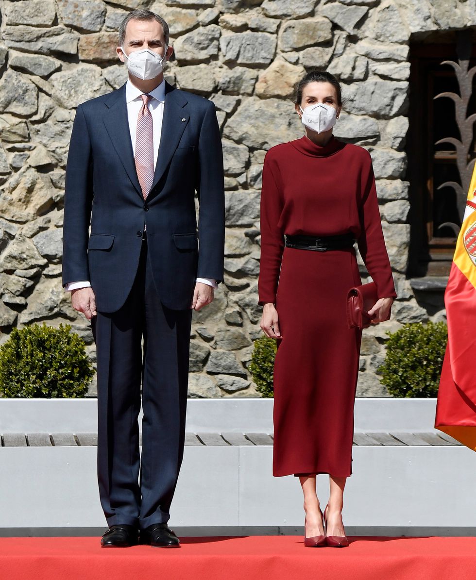 la reina letizia con vestido rojo de massimo dutti en su viaje a andorra