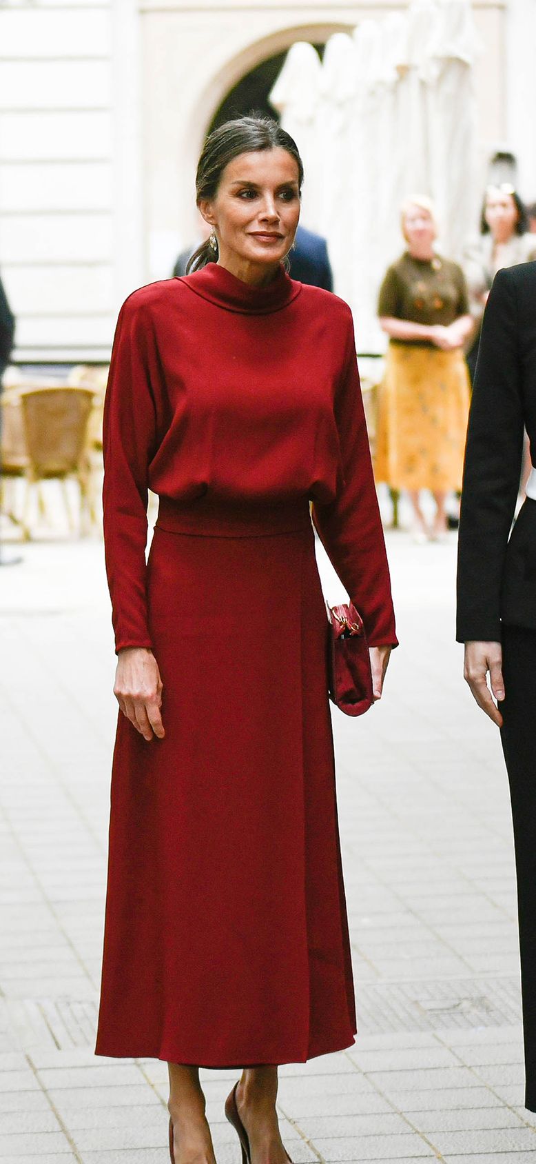 Marcado incluir Contribución La reina Letizia: con vestido rojo de Massimo Dutti en Palma