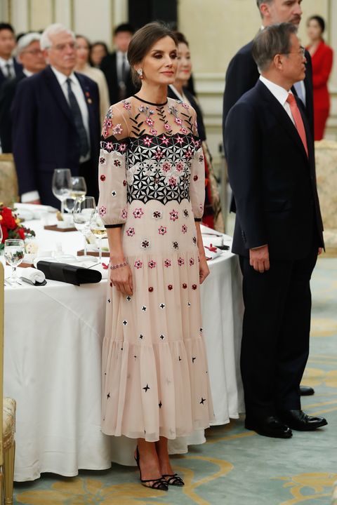La reina y su por vestidos rosas