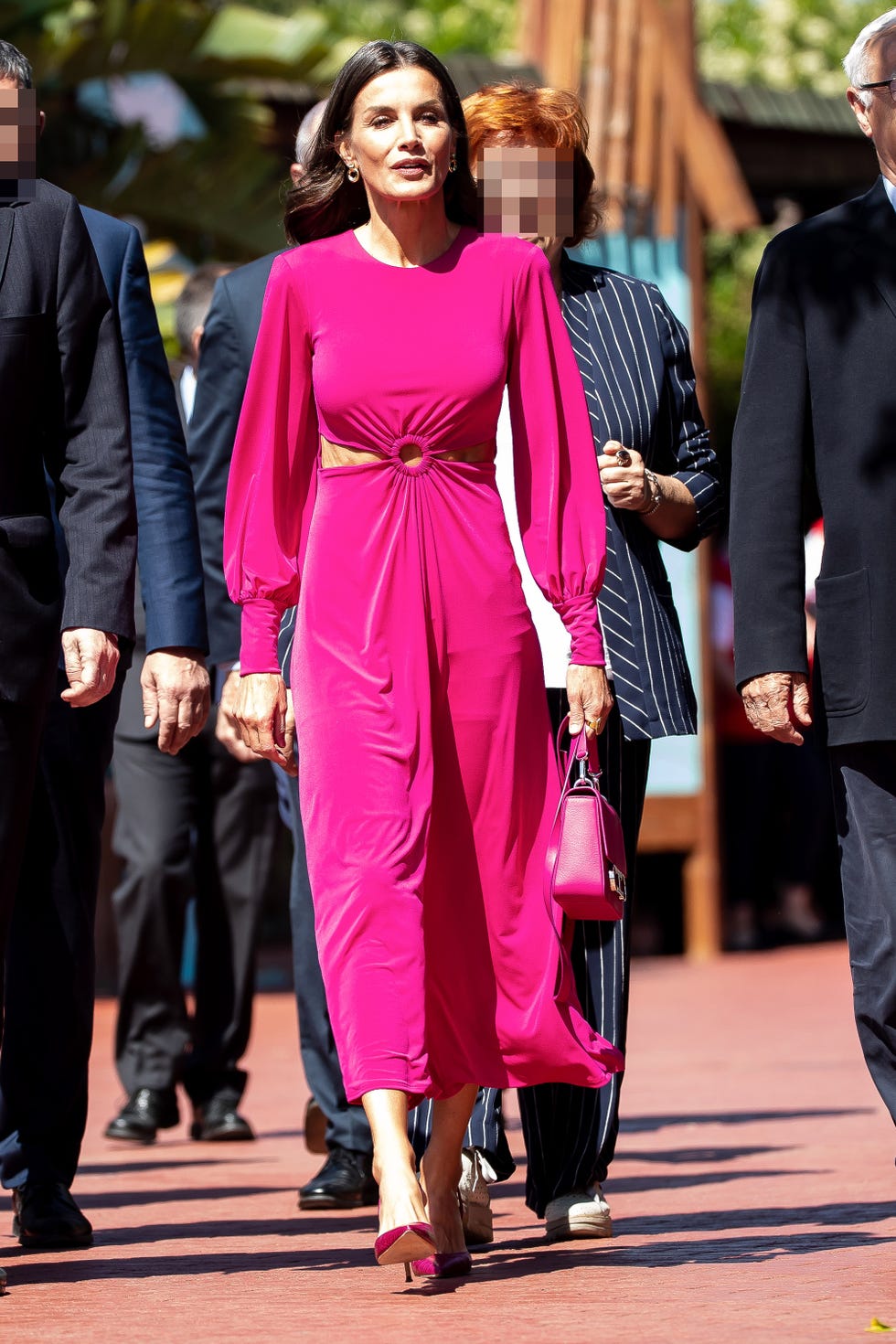 la reina letizia con vestido rosa en un acto conmemorativo en el día mundial de la cruz roja en mayo de 2022