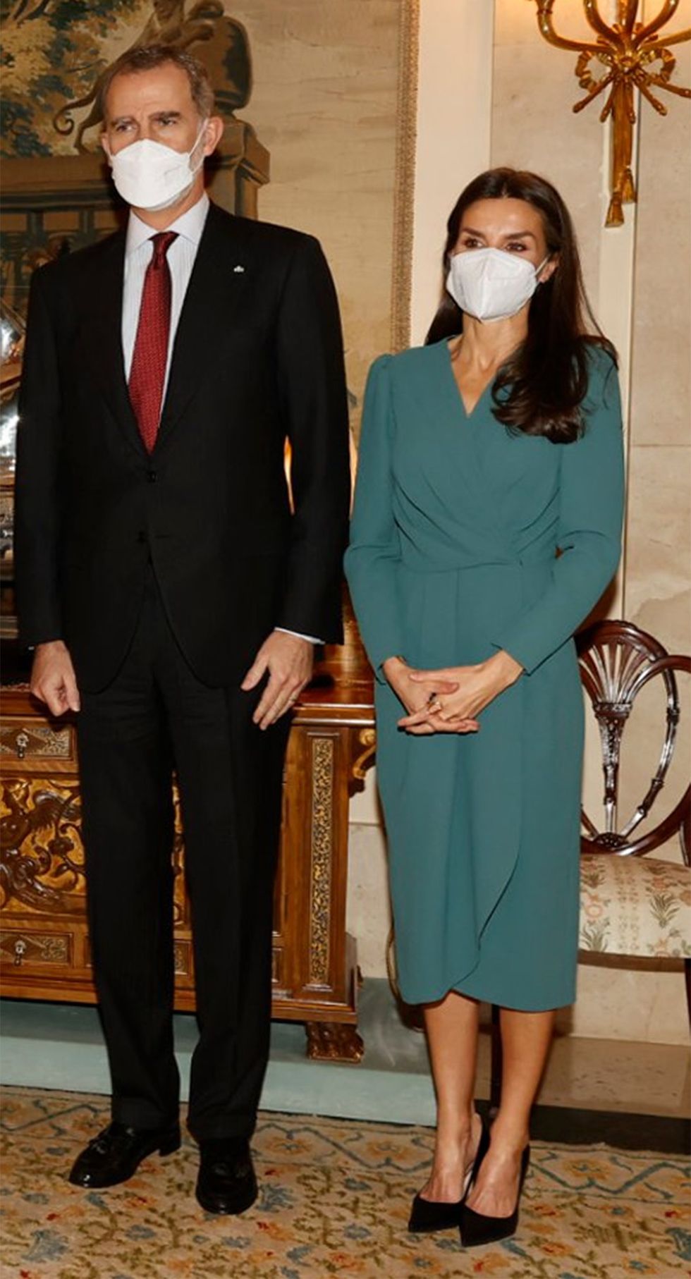 la reina letizia con vestido mido verde azulado de la firma sevillana cherubina en un almuerzo con el presidente de mauritania en el palacio de la zarzuela