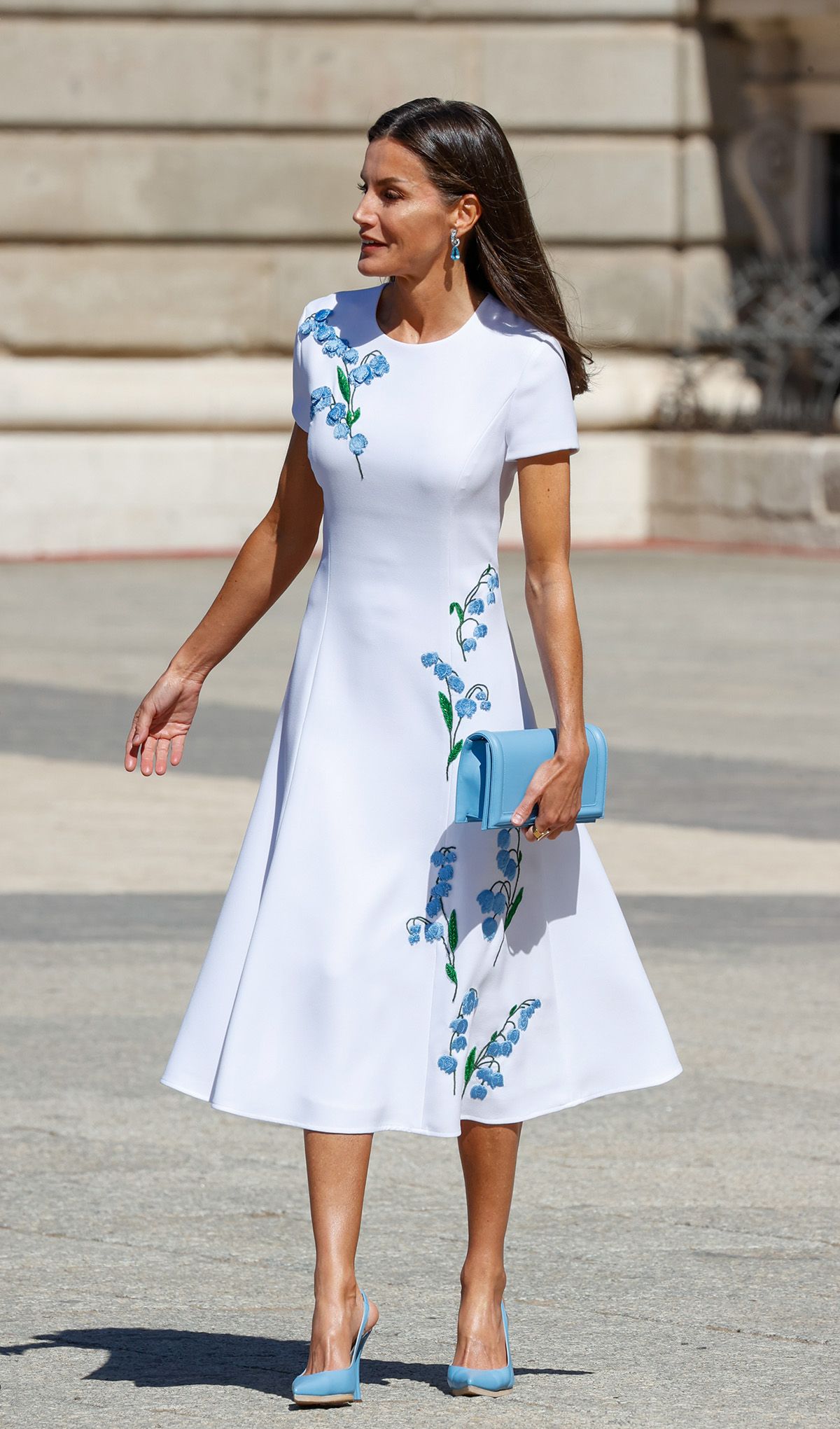 tortura Tiranía a tiempo La reina Letizia: con nuevo vestido blanco de flores azules