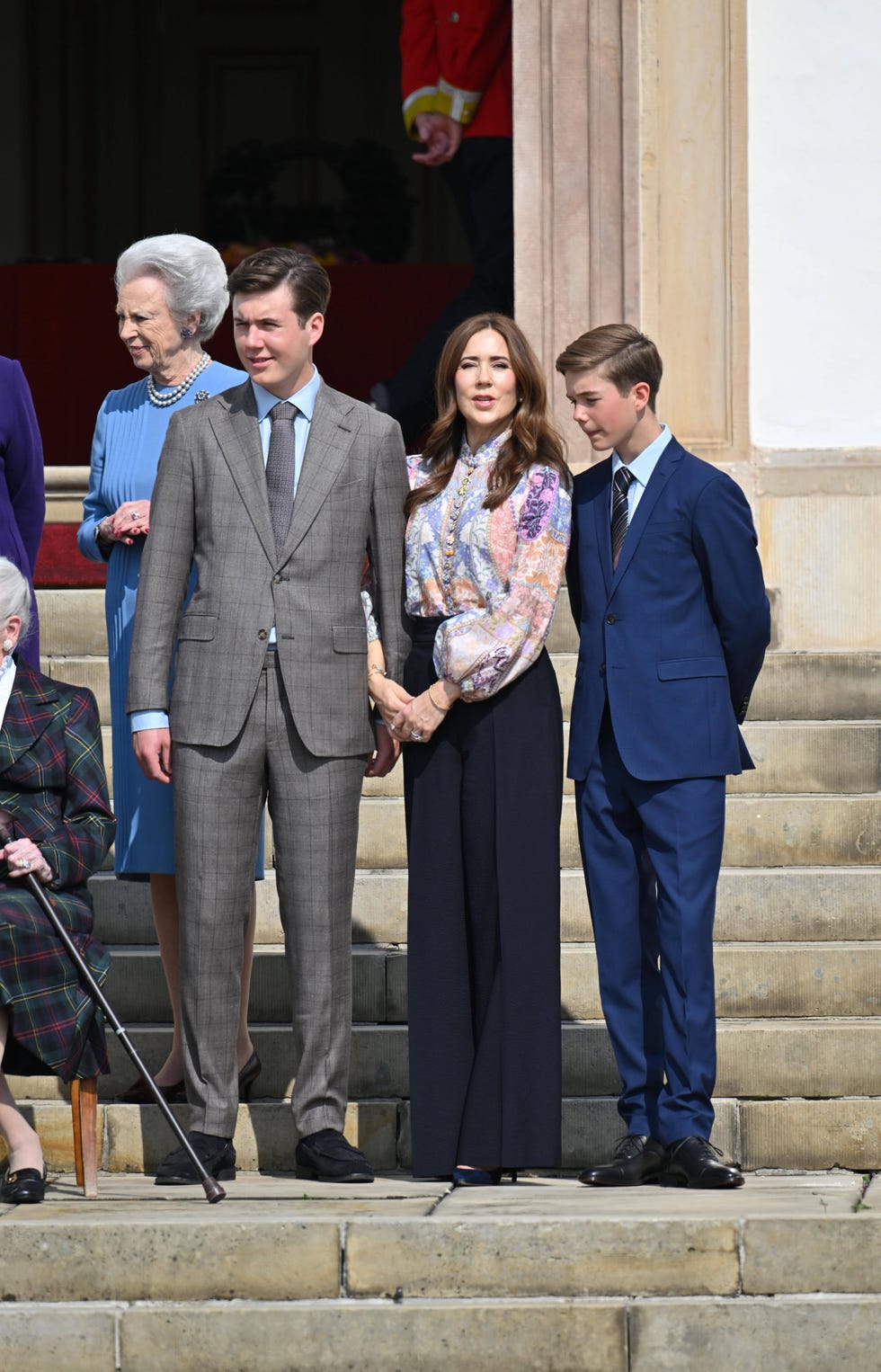 la reina margarita de dinamarca celebra su 85 cumpleanos con un posado con su familia
