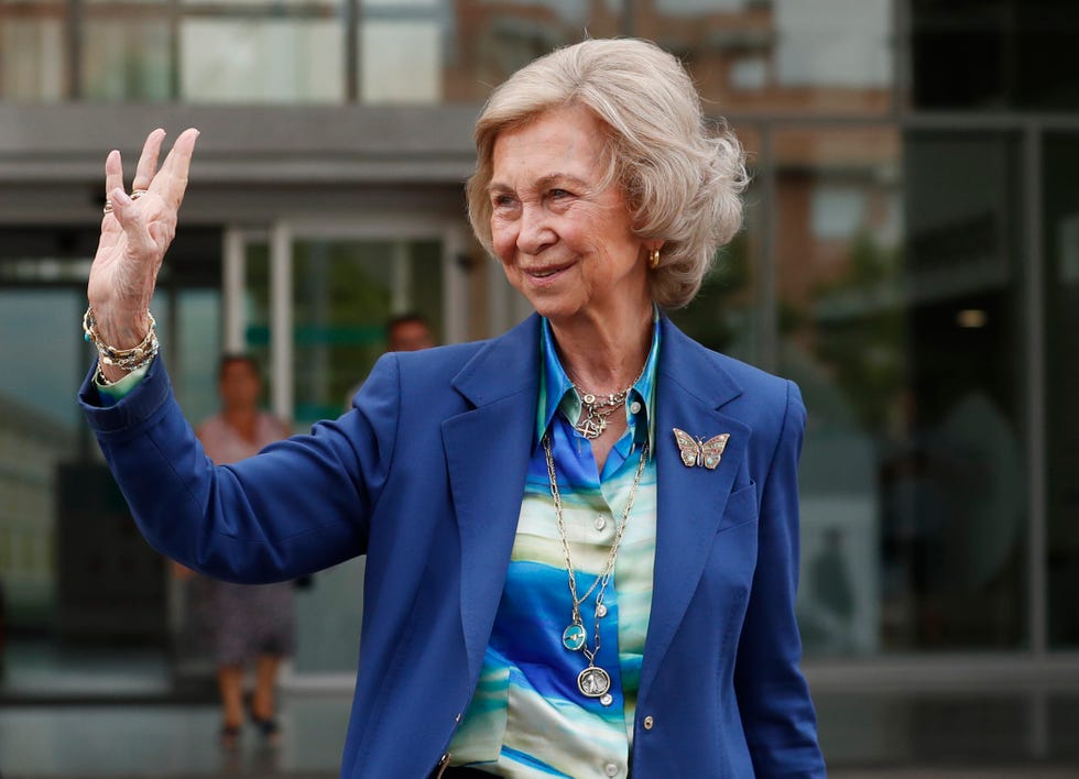 cristina de borbón, infanta elena, reina sofía, rey juan carlos, la reina sofía vuelve a visitar al rey juan carlos tras su operación, la reina sofía vuelve a visitar al rey juan carlos pero, ¿dónde están sus hijas, la reina sofía acude muy sonriente a ver a don juan carlos