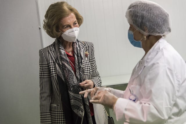 reina sofía durante la visita al banco de alimentos de albacete