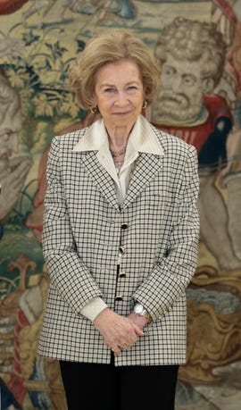 la madre de felipe vi con una americana de cuadros y blusa beige en una audiencia en el palacio de la zarzuela