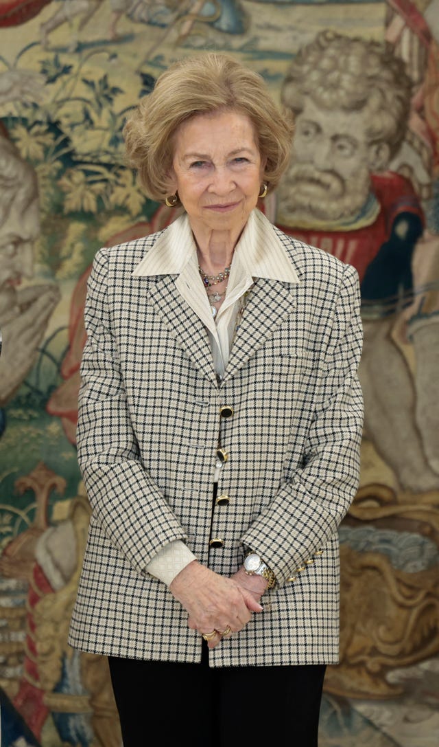 la madre de felipe vi con una americana de cuadros y blusa beige en una audiencia en el palacio de la zarzuela