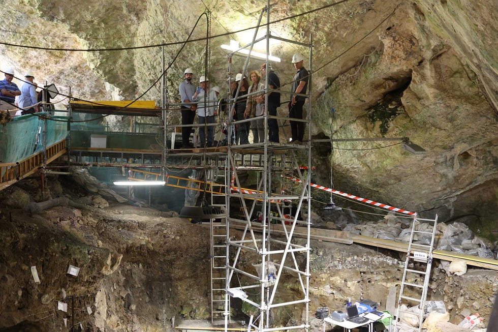 la reina sofia en el yacimiento de atapuerca