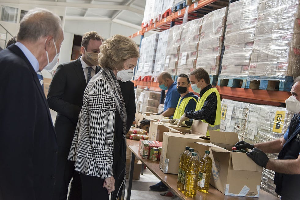reina sofia durante la visita al banco de alimentos de albacete