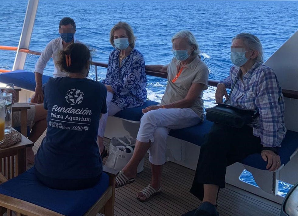 doña sofía  participa en la liberación de una tortuga marina en la bahía de palma