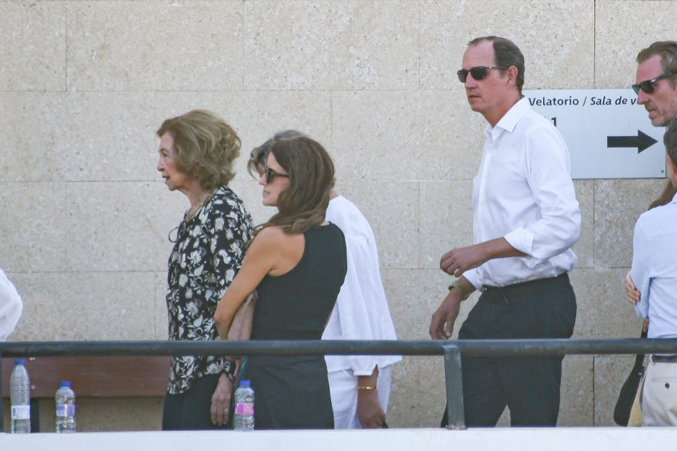 ﻿la reina sofia, seguida por simoneta, bruno y beltran gomez acebo y monica abascal en el tanatorio de calvia tras la muerte de juan gomez acebo