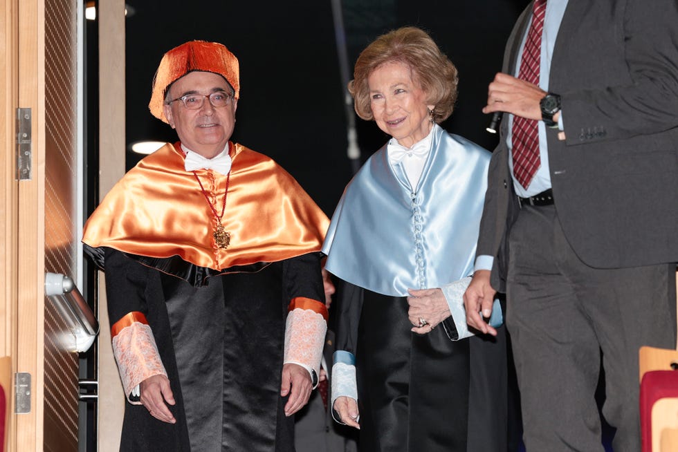 la reina sofia recibe el titulo de doctora honoris causa en la universidad ceu san pablo