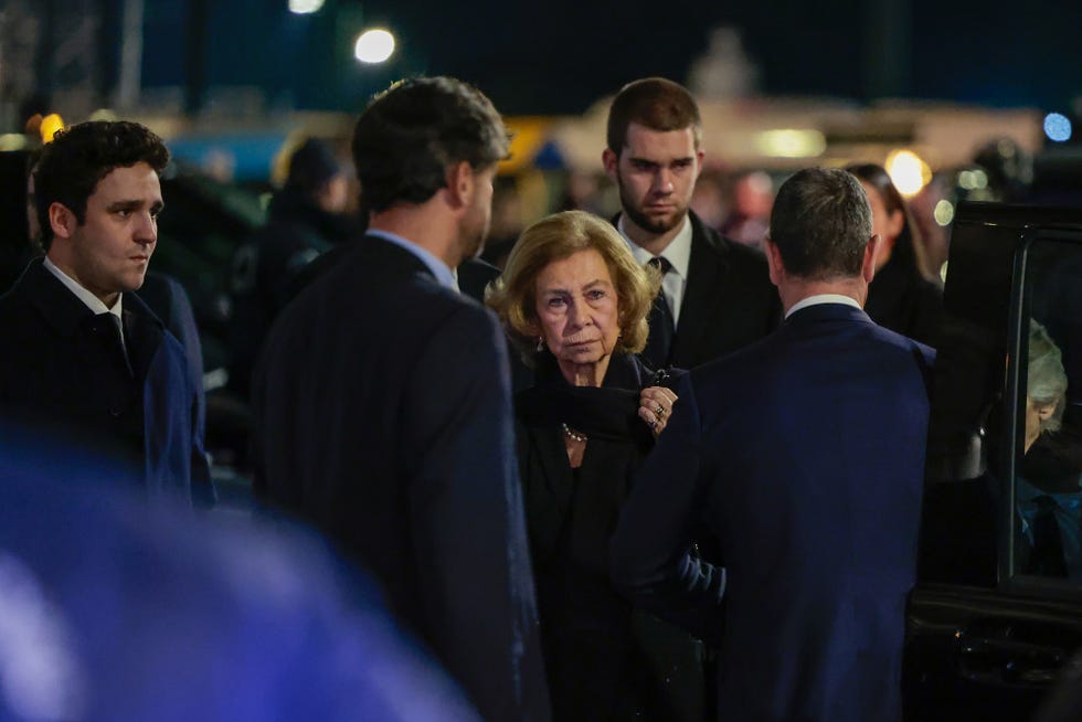 la reina sofía, arropada por sus nietos froilán y pablo en el funeral de su hermano, constantino de grecia