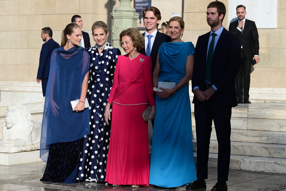 La Infanta Elena y la Infanta Cristina con looks de invitadas inspirados en Carolina de Mónaco