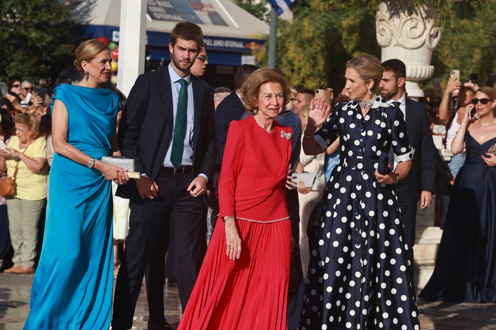 La Infanta Elena y la Infanta Cristina con looks de invitadas inspirados en Carolina de Mónaco