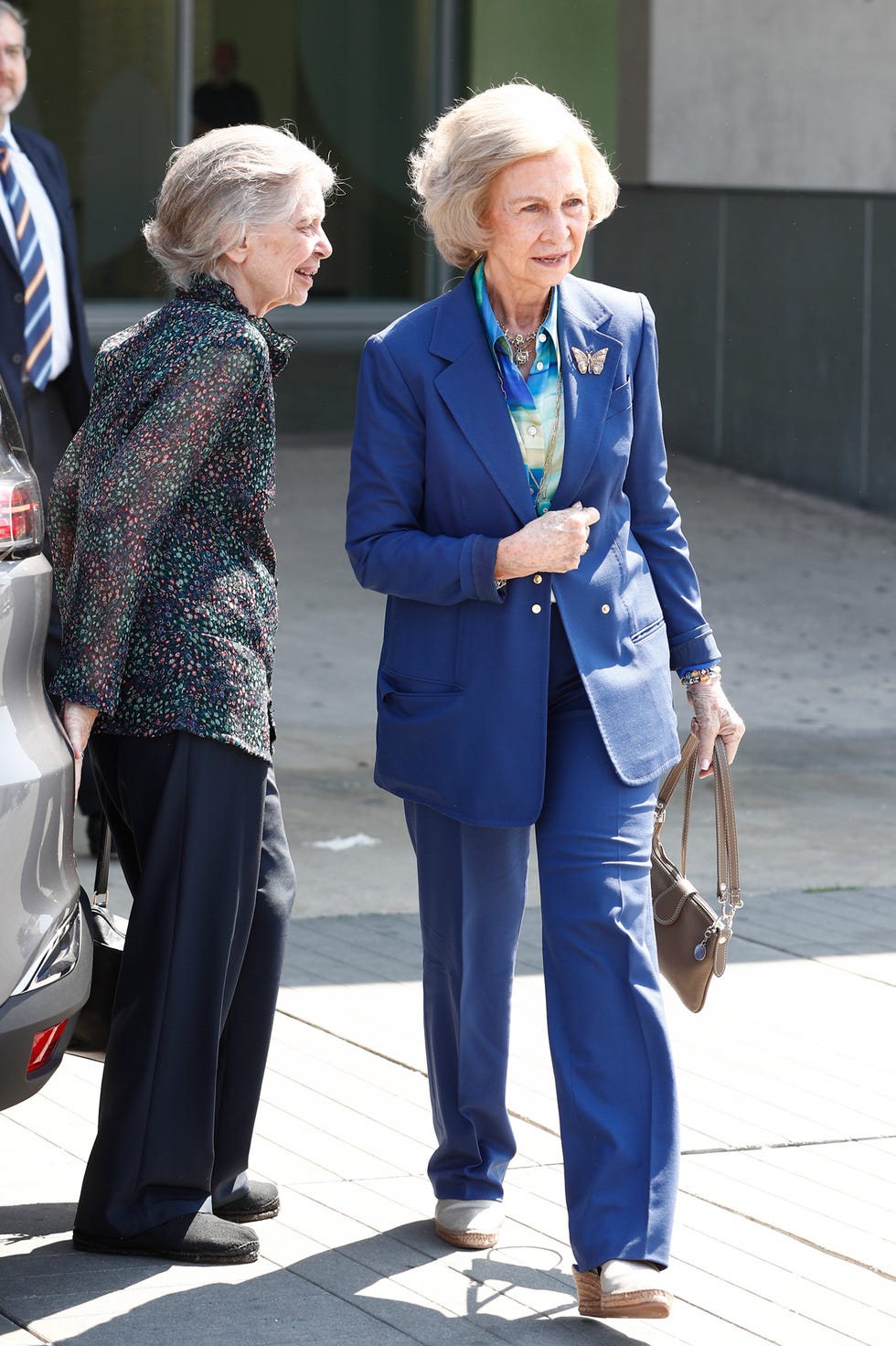 Cristina de Borbón, infanta Elena, reina Sofía, rey Juan Carlos, La reina Sofía vuelve a visitar al rey Juan Carlos tras su operación, La reina Sofía vuelve a visitar al rey Juan Carlos pero, ¿dónde están sus hijas?, La reina Sofía acude muy sonriente a ver a don Juan Carlos