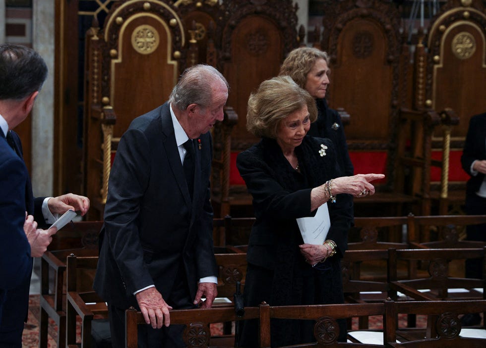 los reyes eméritos sofía y juan carlos, emocionados en el funeral por constantino de grecia