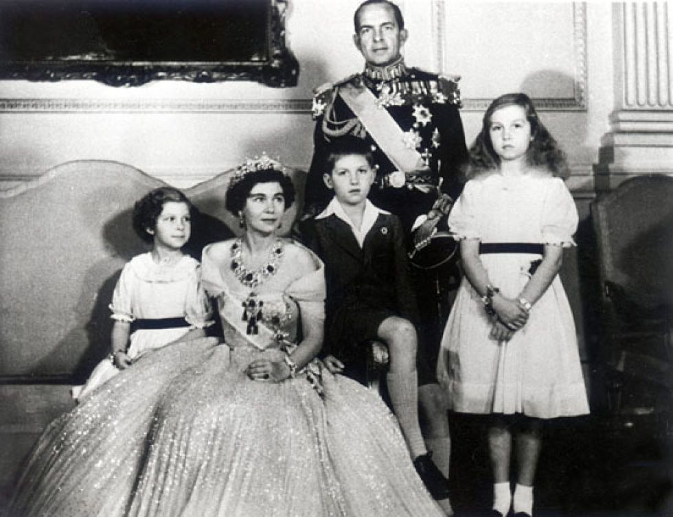 la reina sofia posa con sus padres y hermanos de niña en una foto en blanco y negro