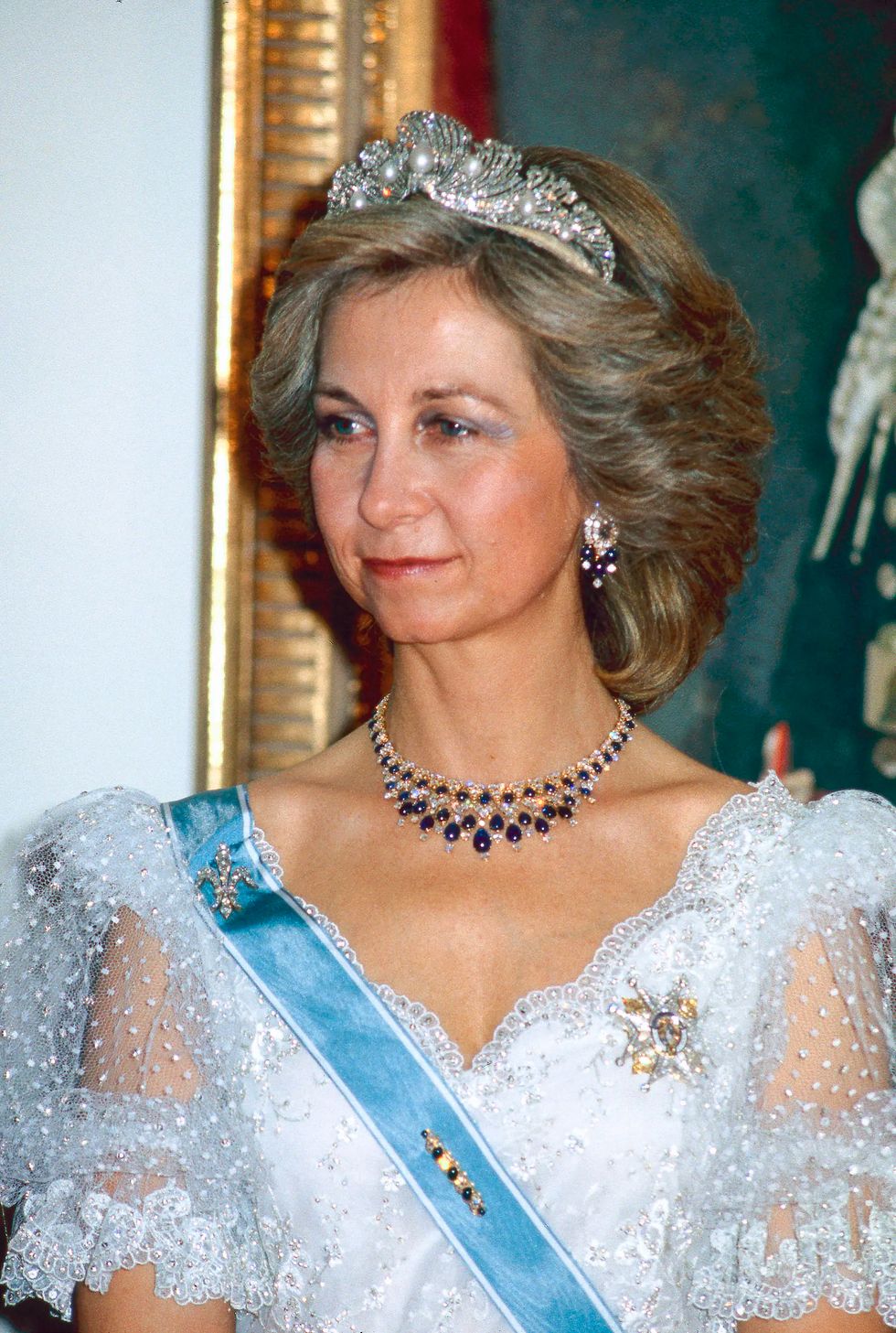 la reina sofía con pendientes de zafiros y diamantes