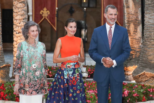 Los Reyes estuvieron acompañados en esta noche tan especial por la reina Sofía, que en años anteriores era la anfitriona de la recepción junto al rey Juan Carlos.