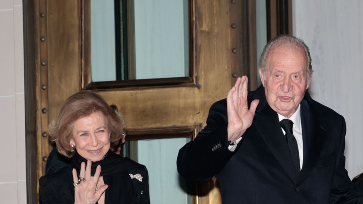 preview for Los reyes Juan Carlos y Sofía celebran su 62 aniversario de boda
