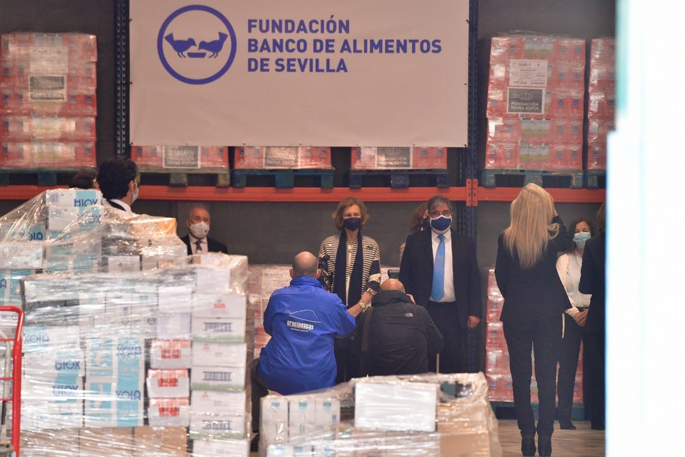 doña sofía visita banco de alimentos sevilla