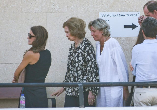 la reina sofia y la familia gomez acebo despiden a juan gomez acebo