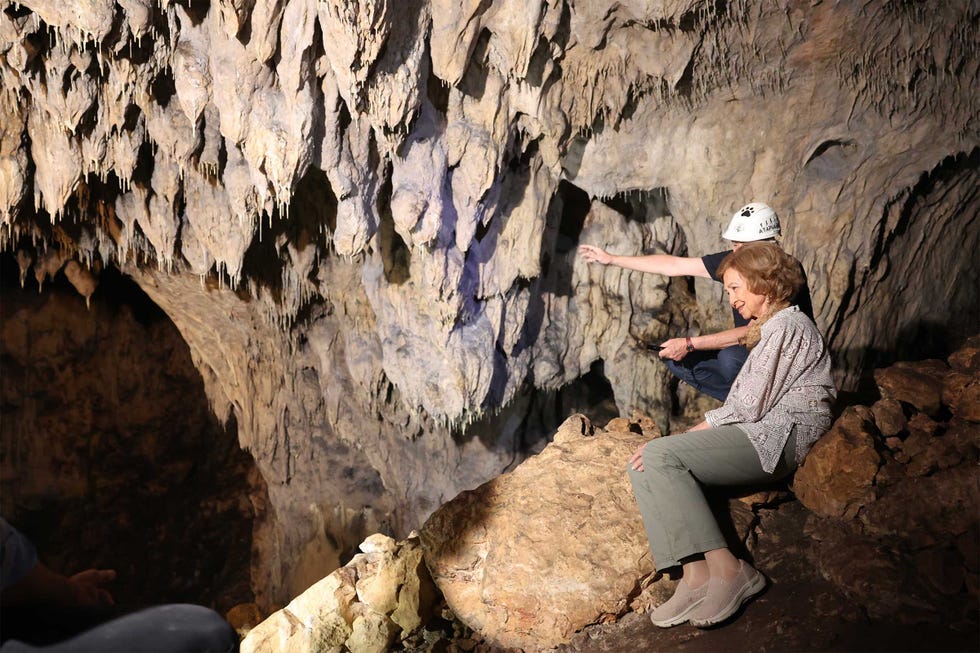 la reina sofia en el yacimiento de atapuerca