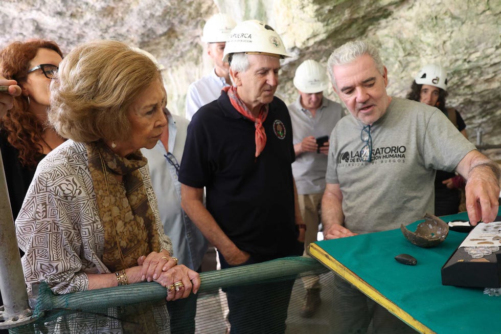 la reina sofia en el yacimiento de atapuerca
