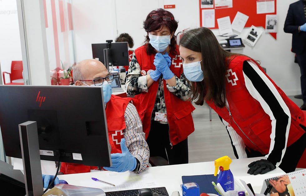 letizia visita un centro de la cruz roja española