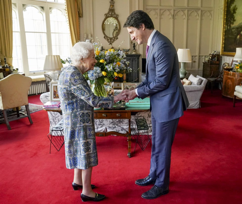el 7 de marzo de 2022 la monarca británica habla con el primer ministro de canadá