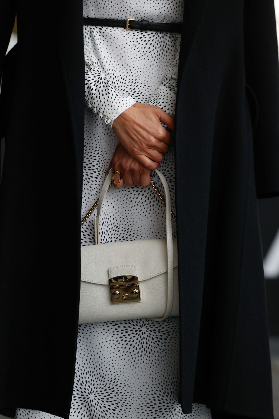 la reina letizia, con bolso de furla y vestido de cherubina, inaugura el summit en sevilla