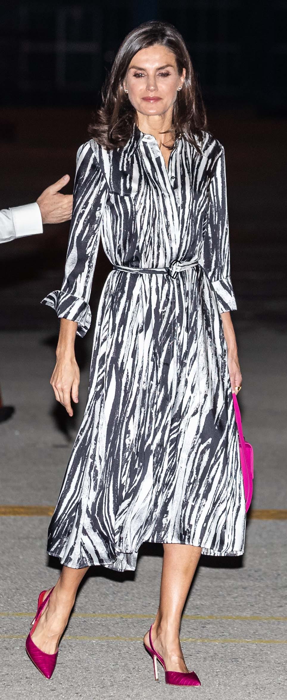 La reina Letizia estrena un vestido de Hugo Boss para aterrizar en Cuba