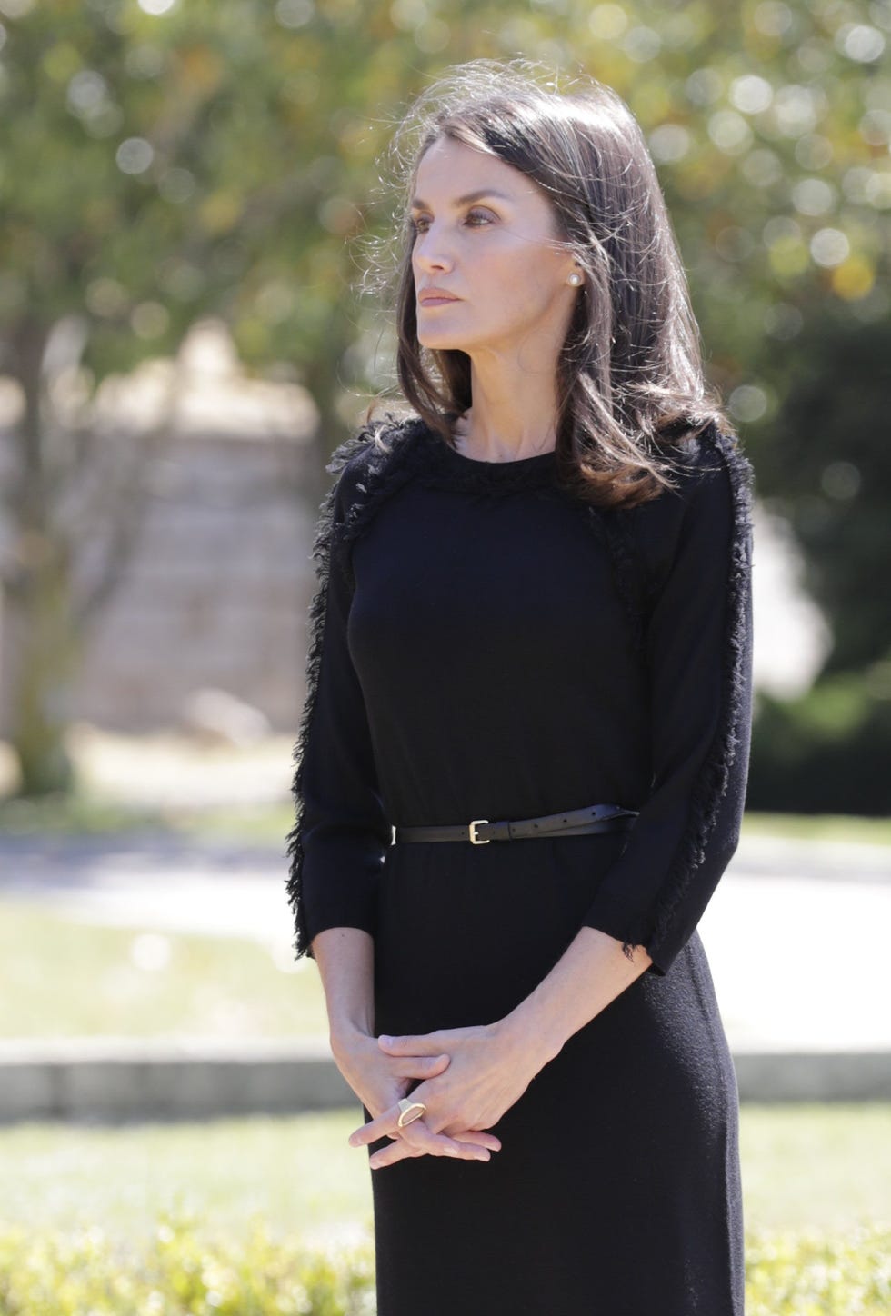 la reina letizia, de luto riguroso, guarda un minuto de silencio por las víctimas del coronavirus en españa