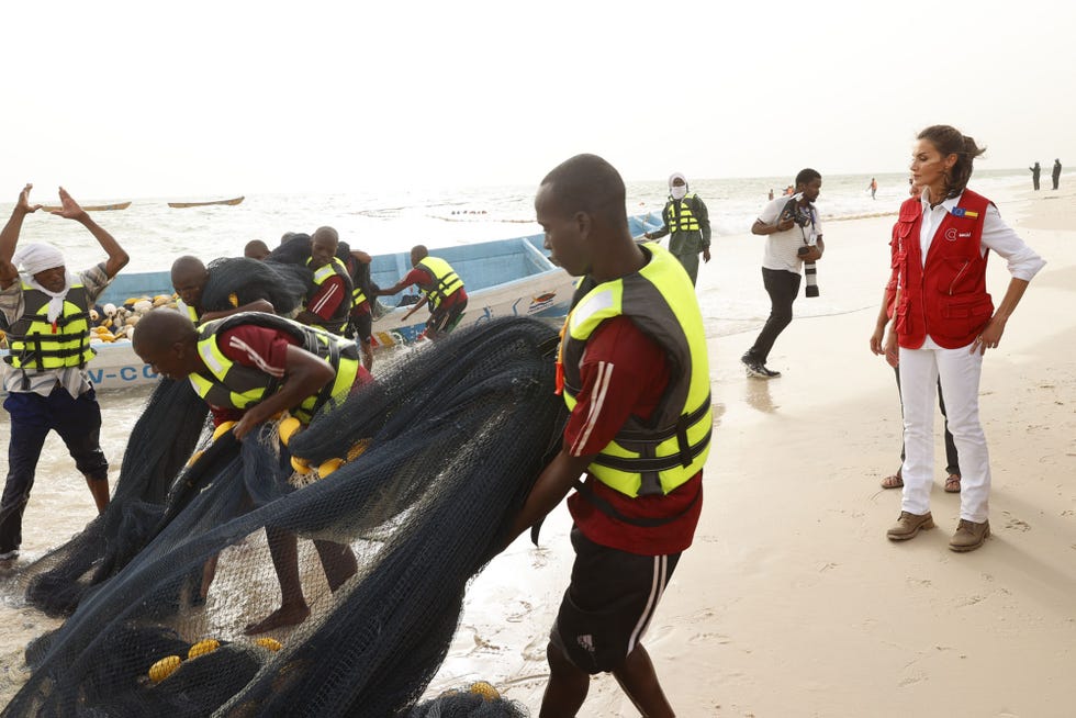 doña letizia con el chaleco de cooperación española en mauritania