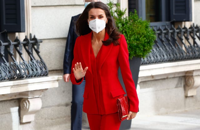 la reina letizia apuesta todo al rojo para homenajear a clara campoamor