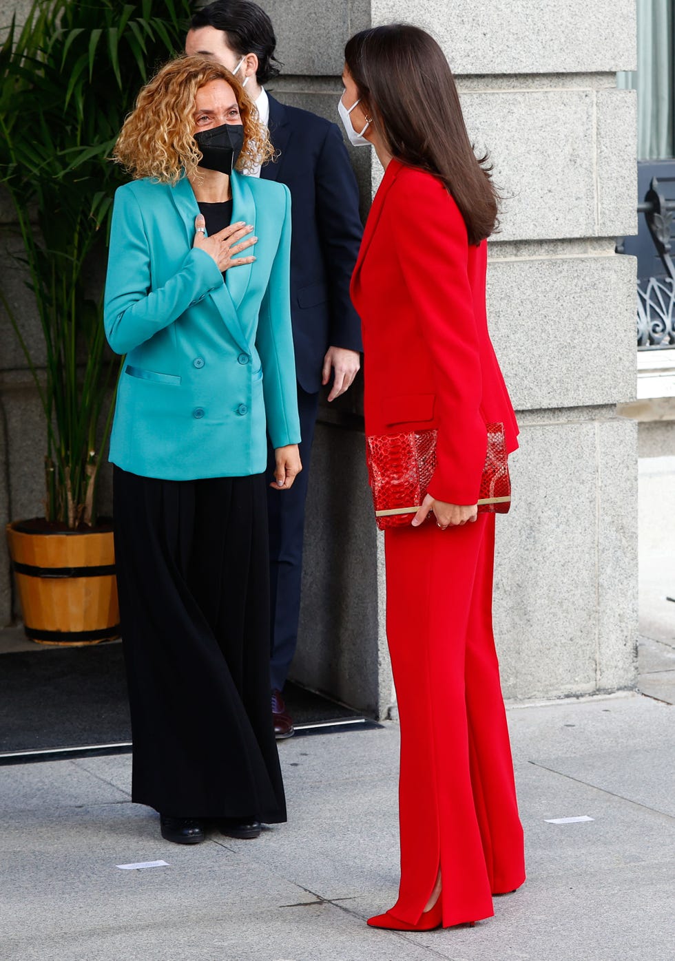 la reina letizia repite el traje rojo de roberto torretta para homenajear a clara campoamor