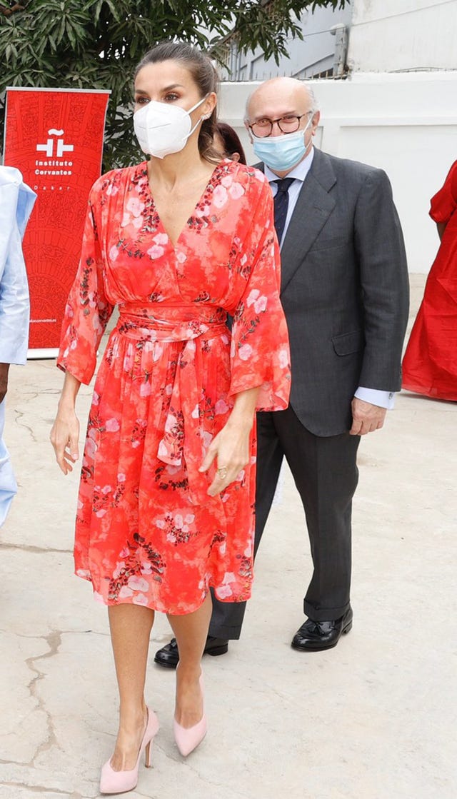 la reina con un vestido estampado de adolfo domínguez que estrenó en 2018